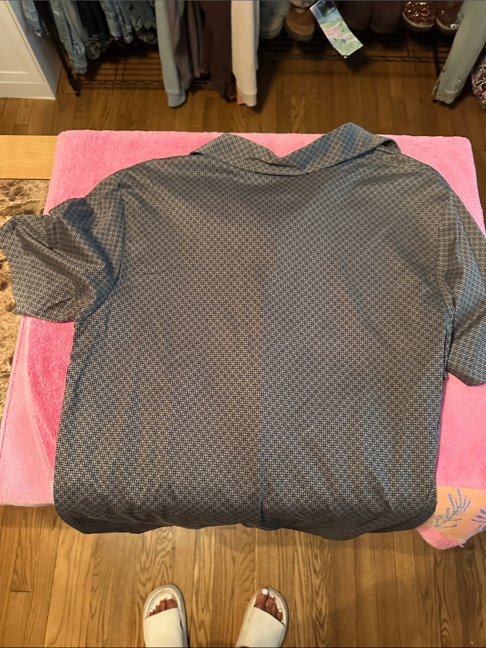 Arrow Men's Short-Sleeve Button-Up Shirt in Gray Geometric Print - Picture 3 of 3